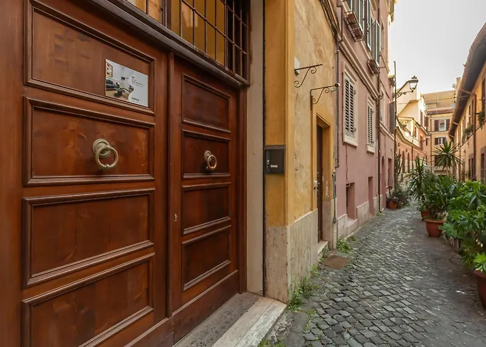 Entire Building With 4 Apartments Near The Colosseum